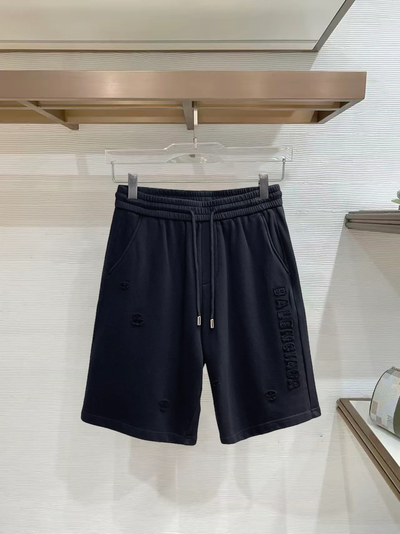 Balenciaga's three-standard complete 2026 summer New Arrival men's casual shorts, advanced custom-made Breathable fabric, Breathable fabric, extremely stretchy and comfortable, impeccable details, top-grade accessories, original logo design concept, delicate and soft feel! The upper body fit is awesome! Size: M-XXXL Please state your height and weight when ordering